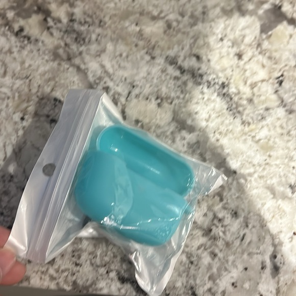 Around 50 AirPod cases - Picture 2 of 3